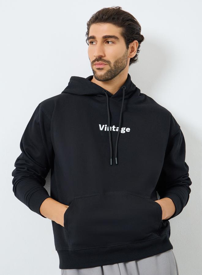 ستايلي هودي بقصة مريحة وطبعة كتابة - Image 4